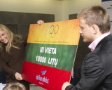 Lina Krištopaitytė imtynininkui Aleksandrui Kazakevičiui įteikia simbolinį 10 000 Lt  čekį