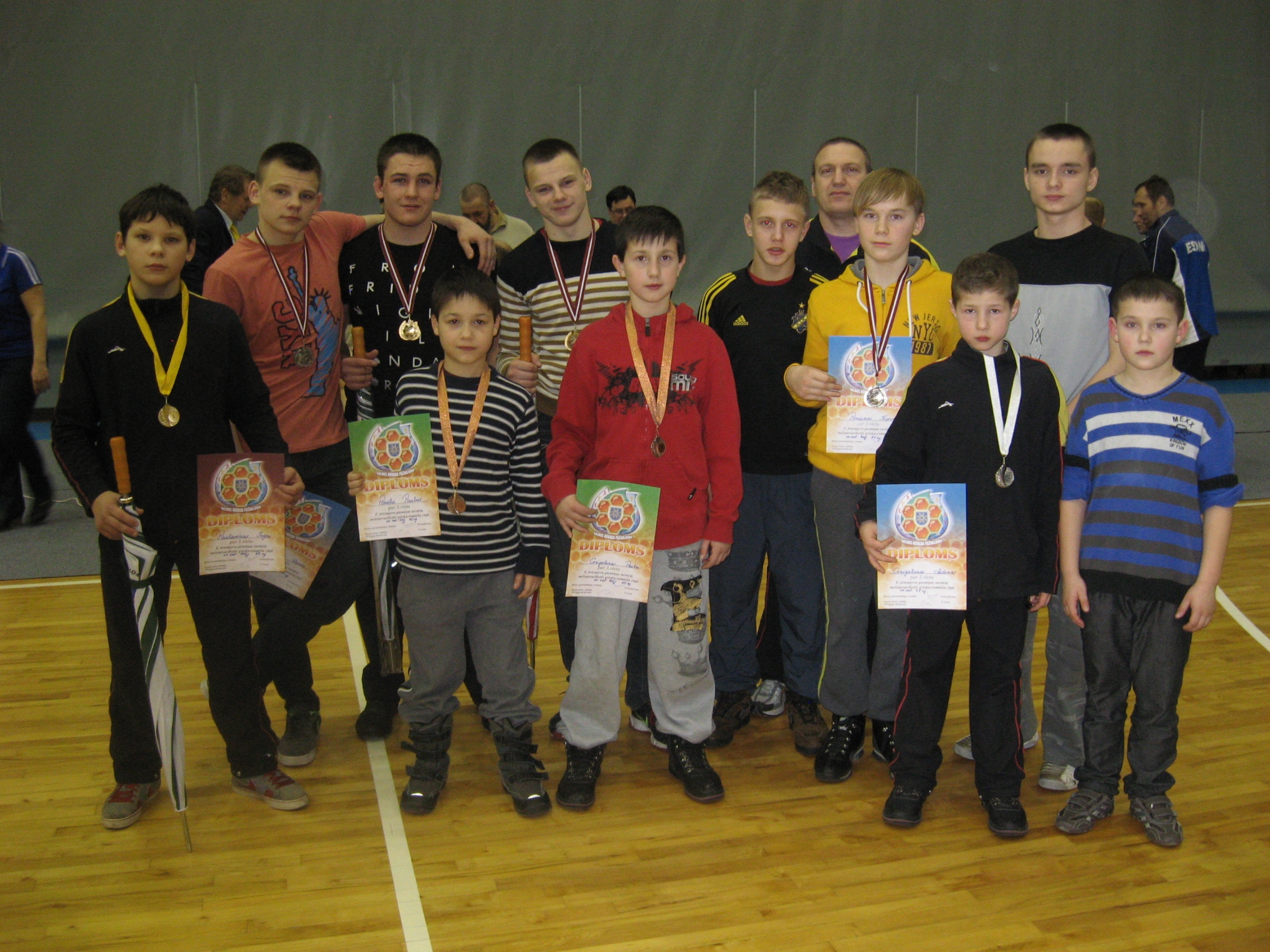 Nuotraukoje - turnyre 8 iškovoję medalius joniškiečiai. Iš kairės stovi: Ignas Paulavičius, Darius Gudmonas, Benas Keršys, Paulius Ponelis, Donatas Gudmonas, Paulius Grigaliūnas, Eimantas Vilimas, treneris Rytis Keršys, Karolis Pociūnas, Adomas Grigaliūnas, Dovydas Petkevičius, Arnas Abromavičius.