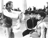 1985 m. Eduardas Fainšteinas sekunduoja A.Jonkinui. Vidury pritupęs sunkiasvoris Leonidas Tevelevas