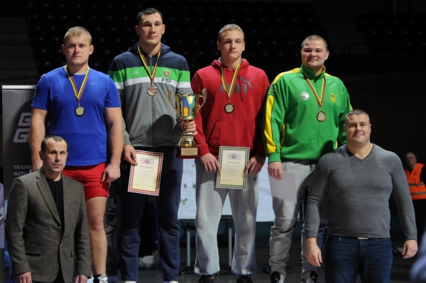 Svorio kategorija iki 130 kg. Iš kairės: Marijus Grygelis (II vieta), Mantas Knystautas (I vieta), Erikas Čerepokas ir Artūras Jankauskas (abu III vieta). Pirmoje eilėje Vidmantas Žibutis ir Mindaugas Mizgaitis