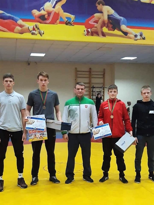 Treneris Aleksandras Kazakevičius su auklėtinais (iš kairės): Jurijus Ščegolevas, Motiejus Vyrukaitis (I vieta), Lukas Miodišauskas (I vieta) ir Benas Mackevičius