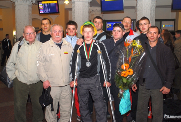 2007 metai. Valdemaras Venckaitis į Vilnių grįžo su bronzos medaliu, tačiau iškovotą trofėjų padovanojo broliui Edgarui