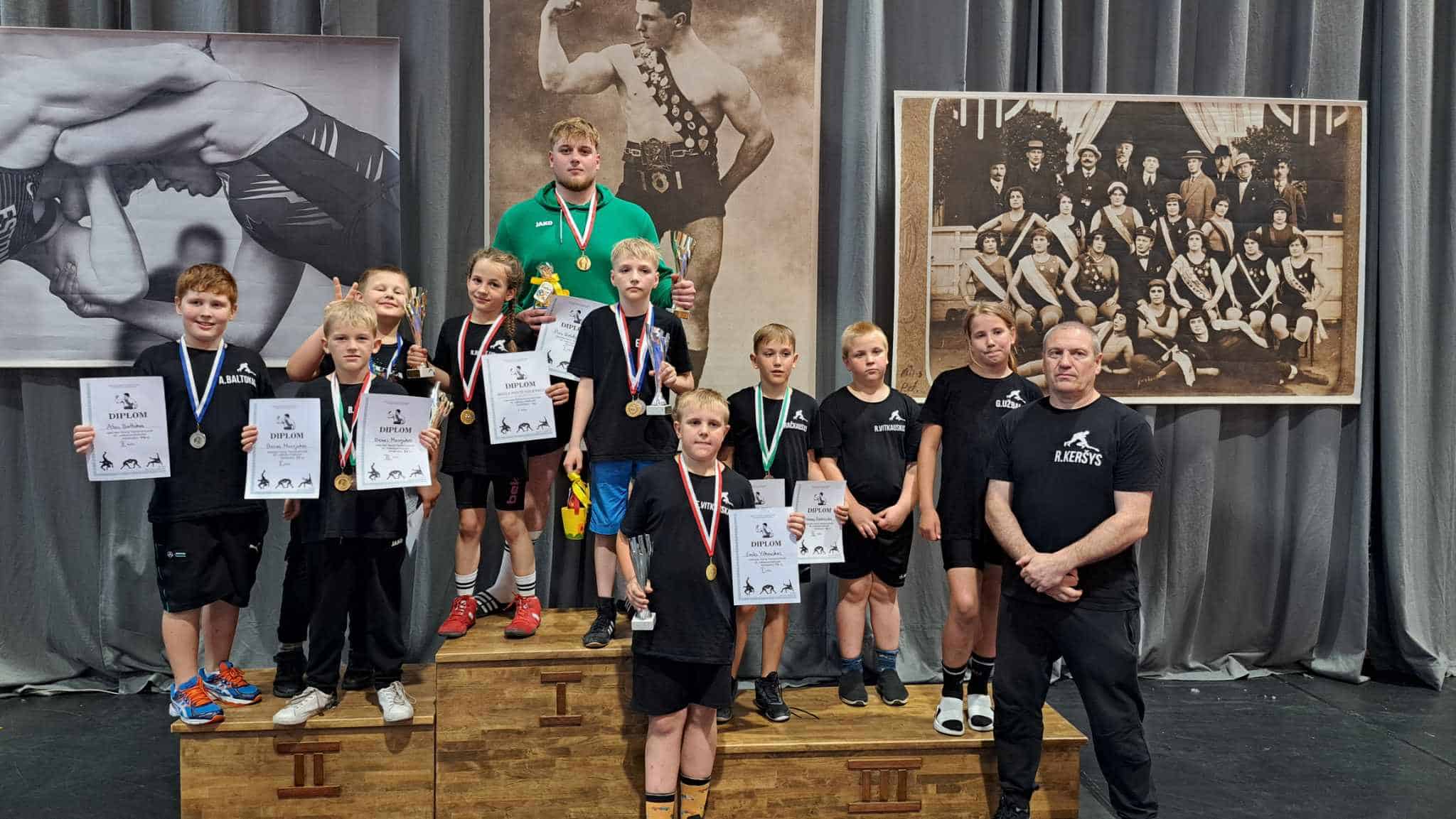 Nuotraukoje Joniškio imtynininkai po apdovanojimo. Iš kairės: Atas Baltokas, Benas Musejukas, Tauras Petronis, Nicole Rišytė Figueiredo, Pijus Baldyšius, Erikas Norkus, Emilis Vitkauskas, Aironas Račkauskis, Rapolas Vitkauskas, Greta Užbalytė, treneris Rytis Keršys.
